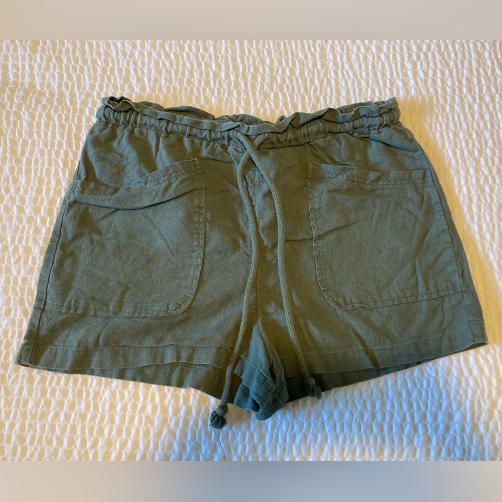 Universal thread linen shorts